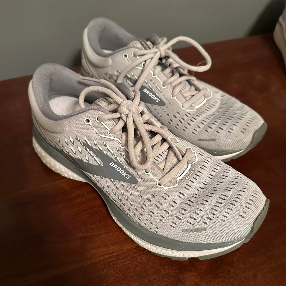 Brooks Gray Athletic Running Shoes with Breathable Mesh